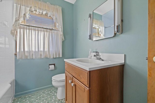 1911 Polaris AVENUE, Racine, WI 53404