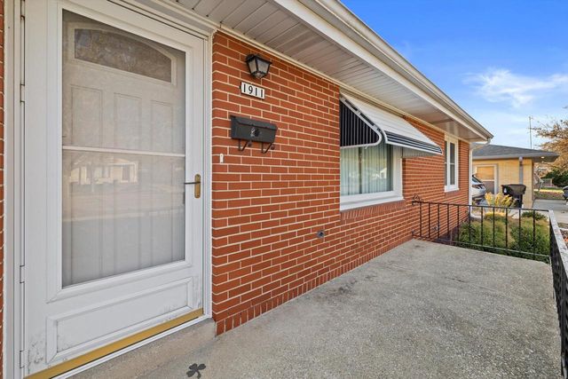 1911 Polaris AVENUE, Racine, WI 53404