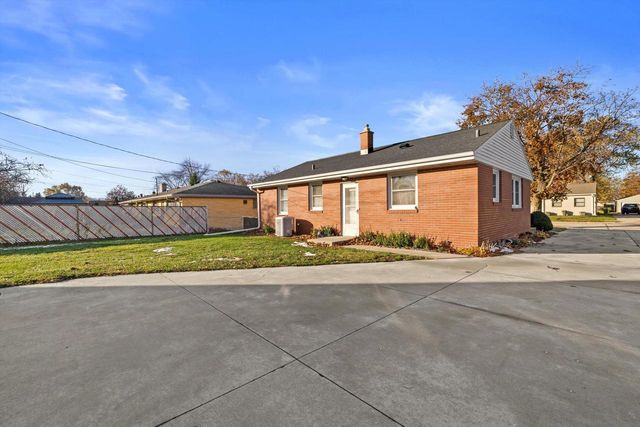 1911 Polaris AVENUE, Racine, WI 53404