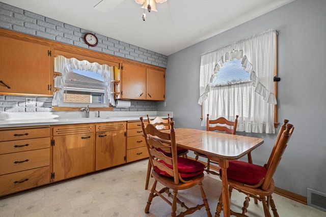 1911 Polaris AVENUE, Racine, WI 53404