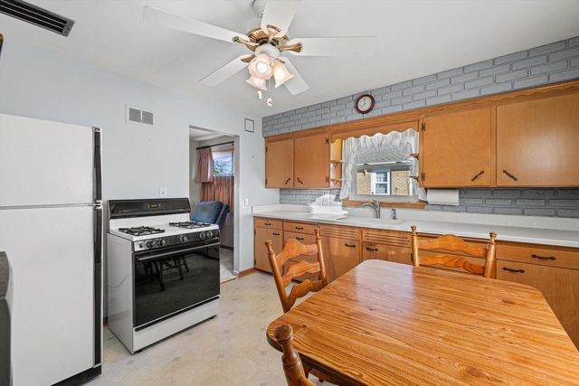 1911 Polaris AVENUE, Racine, WI 53404