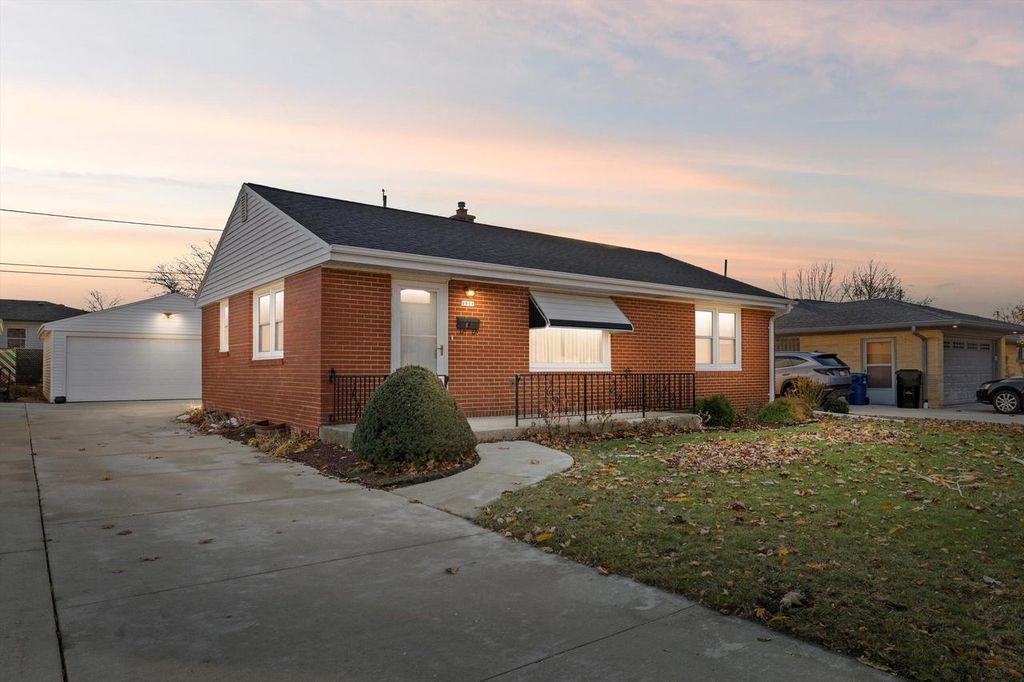 1911 Polaris AVENUE, Racine, WI 53404