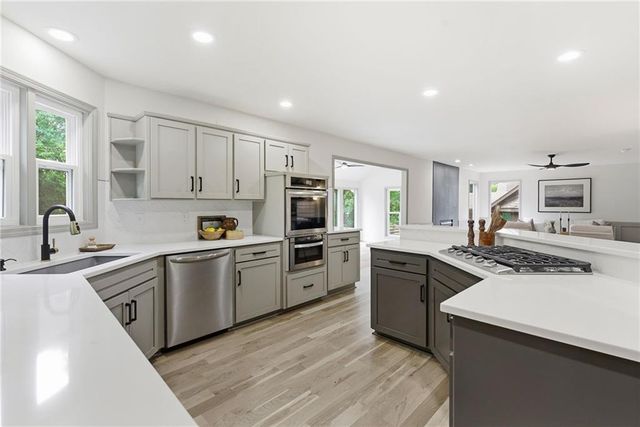 10011 W 125th Terrace, Overland Park, KS 66213
