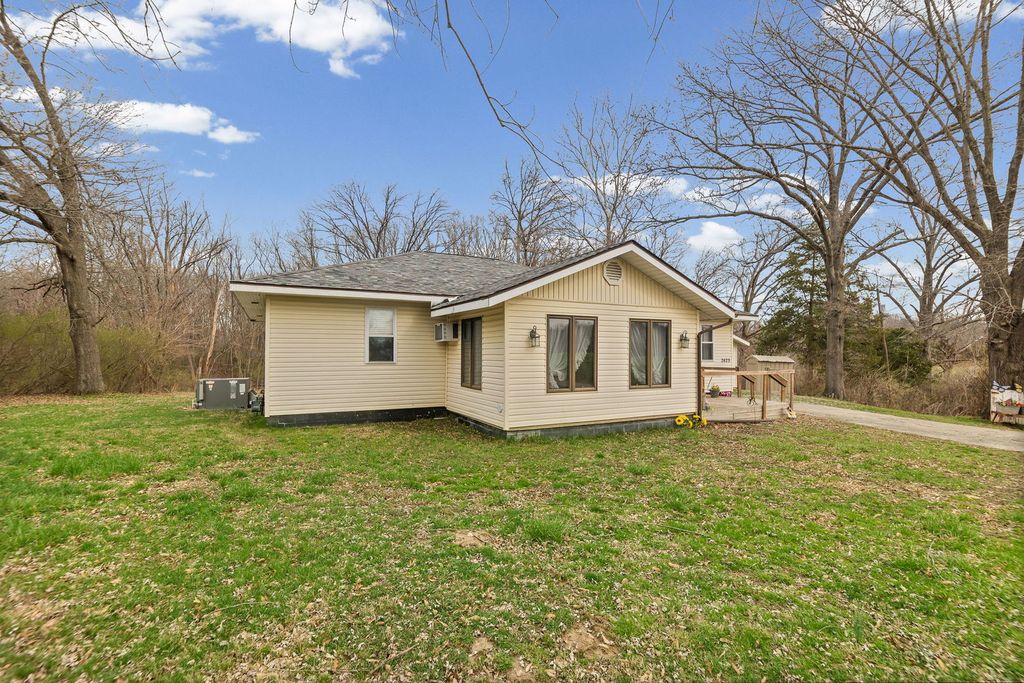 Image 3 of property listing at 2429 Overbeck Lane, Centralia, IL 62801