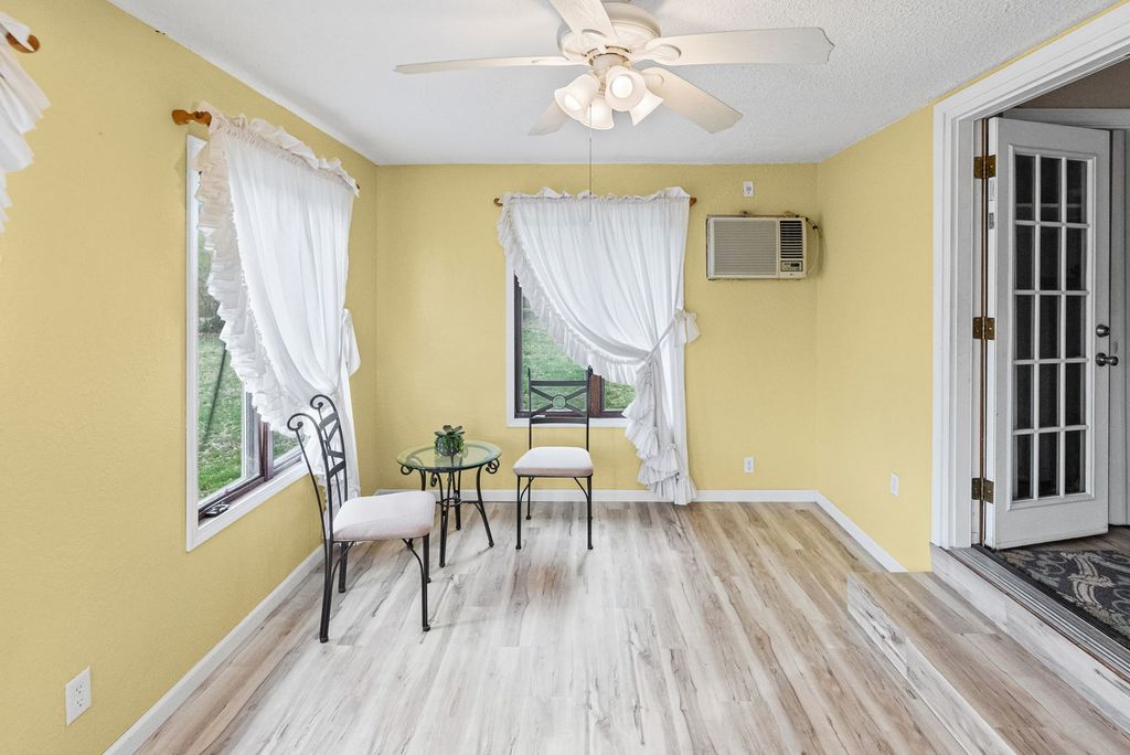 Image 10 of property listing at 2429 Overbeck Lane, Centralia, IL 62801