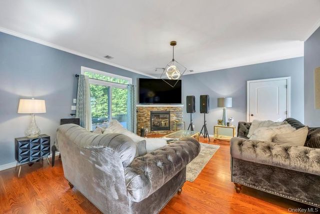 75 Milmay Avenue, Hauppauge, NY 11788