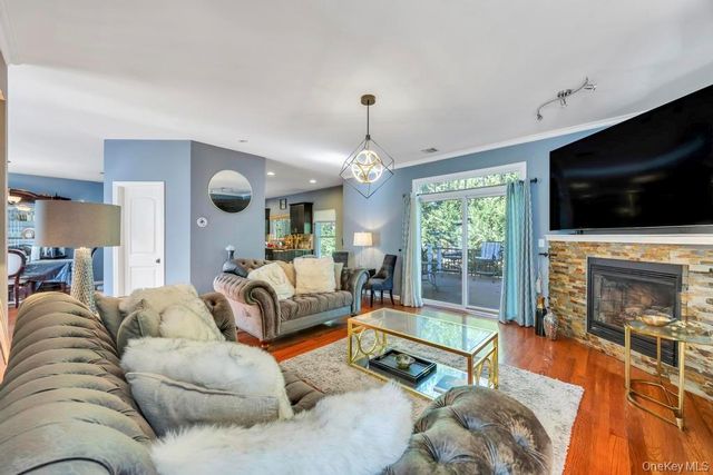 75 Milmay Avenue, Hauppauge, NY 11788