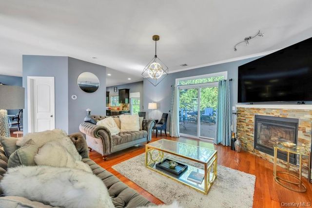 75 Milmay Avenue, Hauppauge, NY 11788