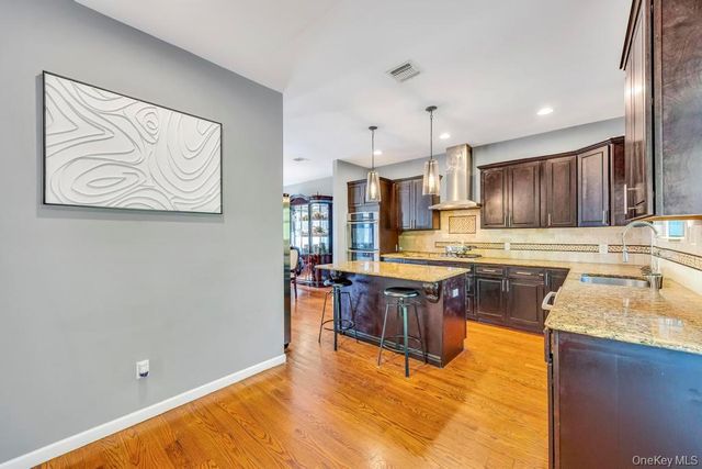 75 Milmay Avenue, Hauppauge, NY 11788