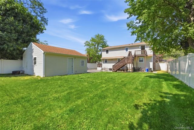 7 Penndale Drive, Amityville, NY 11701