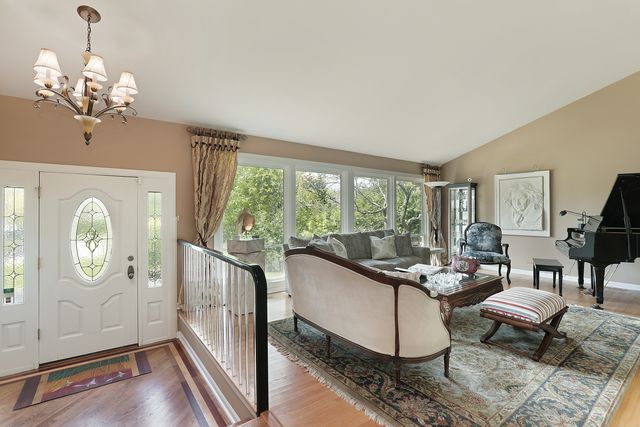 370 Charal Lane, Highland Park, IL 60035