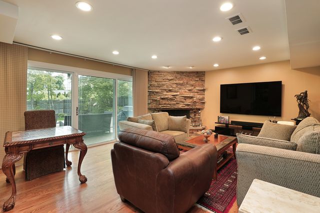 370 Charal Lane, Highland Park, IL 60035