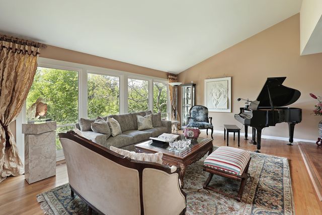 370 Charal Lane, Highland Park, IL 60035