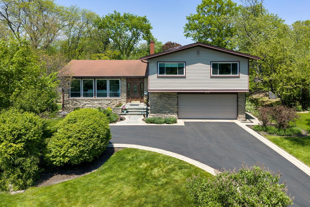 370 Charal Lane, Highland Park, IL 60035