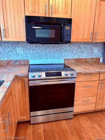 1295 W Fairview Lane, Rochester Hills, MI 48306