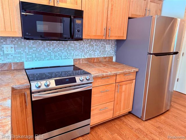 1295 W Fairview Lane, Rochester Hills, MI 48306