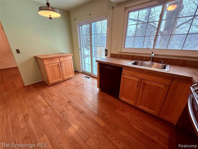 1295 W Fairview Lane, Rochester Hills, MI 48306