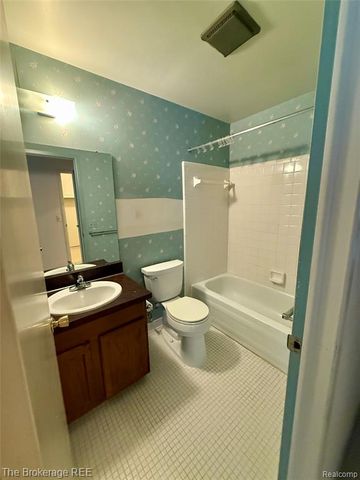 1295 W Fairview Lane, Rochester Hills, MI 48306