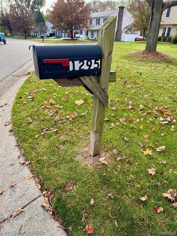 1295 W Fairview Lane, Rochester Hills, MI 48306