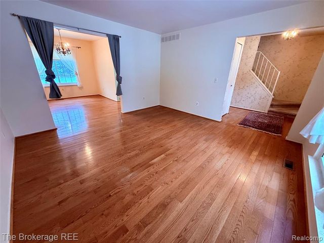 1295 W Fairview Lane, Rochester Hills, MI 48306