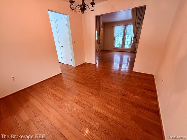 1295 W Fairview Lane, Rochester Hills, MI 48306