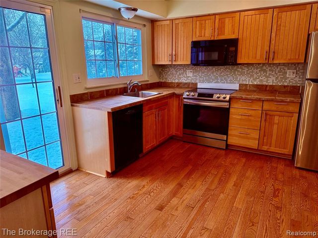 1295 W Fairview Lane, Rochester Hills, MI 48306