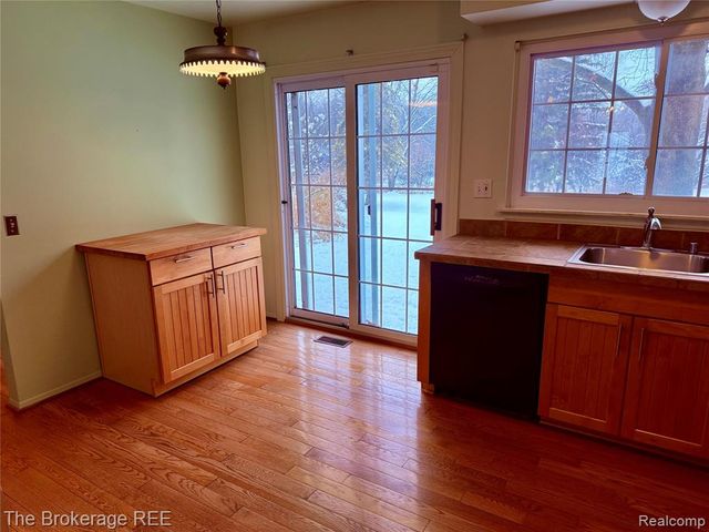 1295 W Fairview Lane, Rochester Hills, MI 48306