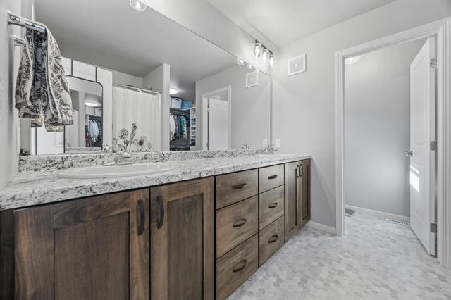 1033 Ashley Drive W, West Fargo, ND 58078