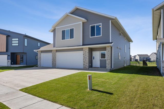 1033 Ashley Drive W, West Fargo, ND 58078