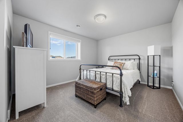 1033 Ashley Drive W, West Fargo, ND 58078