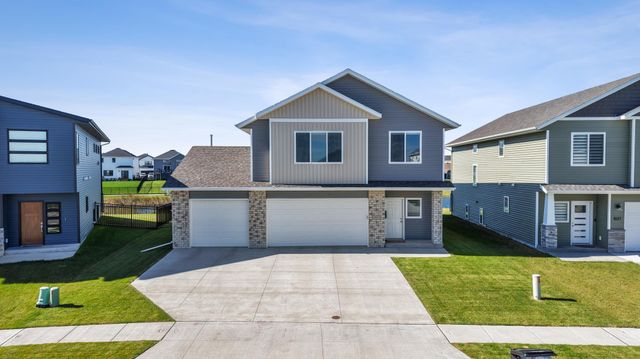 1033 Ashley Drive W, West Fargo, ND 58078
