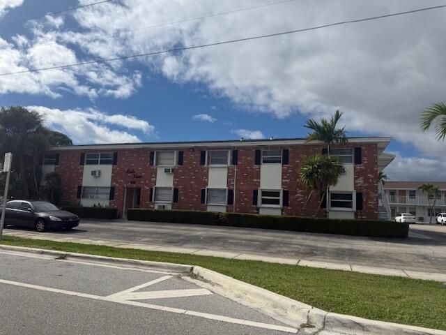 810 Lake Shore Drive 19, Lake Park, FL 33403