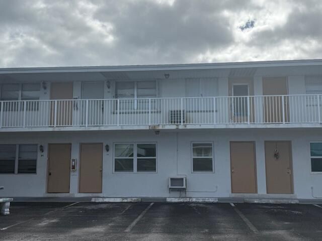 810 Lake Shore Drive 19, Lake Park, FL 33403