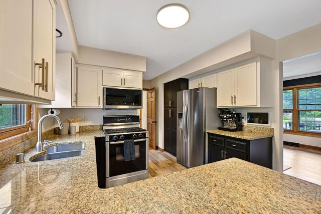 W281N7127 Huntington COURT, Hartland, WI 53029