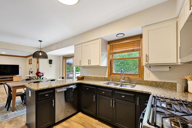 W281N7127 Huntington COURT, Hartland, WI 53029