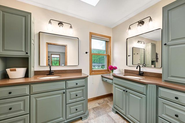 W281N7127 Huntington COURT, Hartland, WI 53029