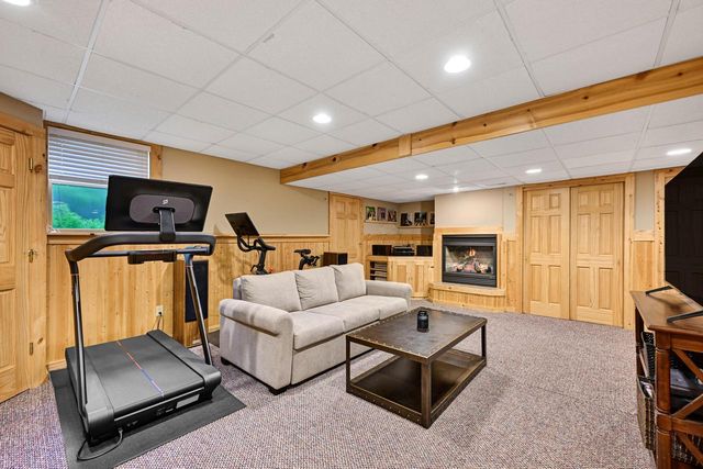 W281N7127 Huntington COURT, Hartland, WI 53029