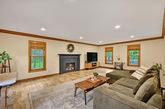 W281N7127 Huntington COURT, Hartland, WI 53029