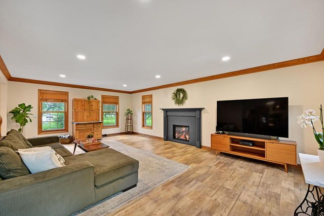 W281N7127 Huntington COURT, Hartland, WI 53029