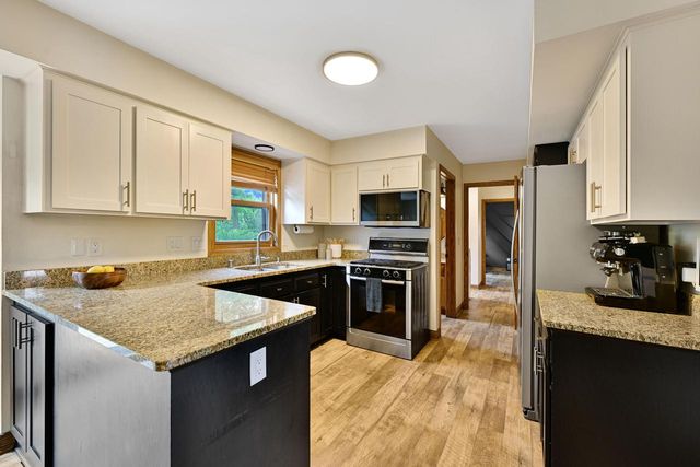 W281N7127 Huntington COURT, Hartland, WI 53029