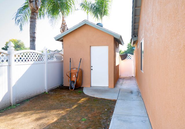 1502 W River Avenue, Porterville, CA 93257