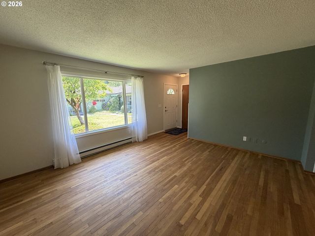 12560 Se MAIN St, Portland, OR 97233
