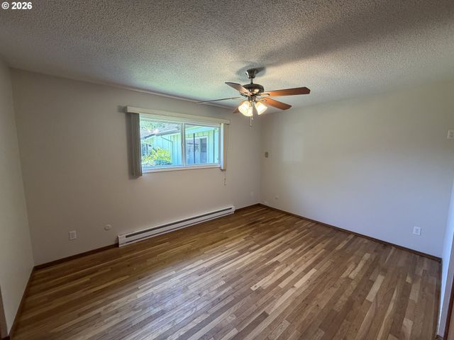 12560 Se MAIN St, Portland, OR 97233