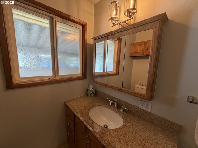 12560 Se MAIN St, Portland, OR 97233