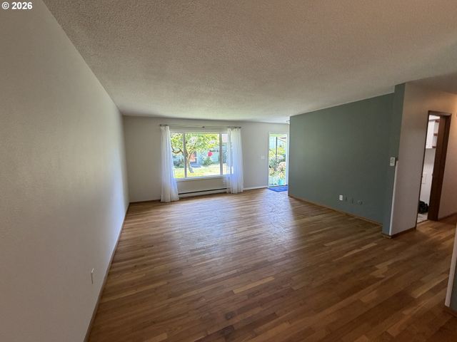 12560 Se MAIN St, Portland, OR 97233