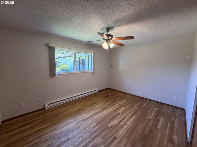 12560 Se MAIN St, Portland, OR 97233