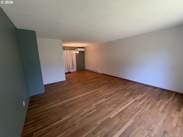 12560 Se MAIN St, Portland, OR 97233