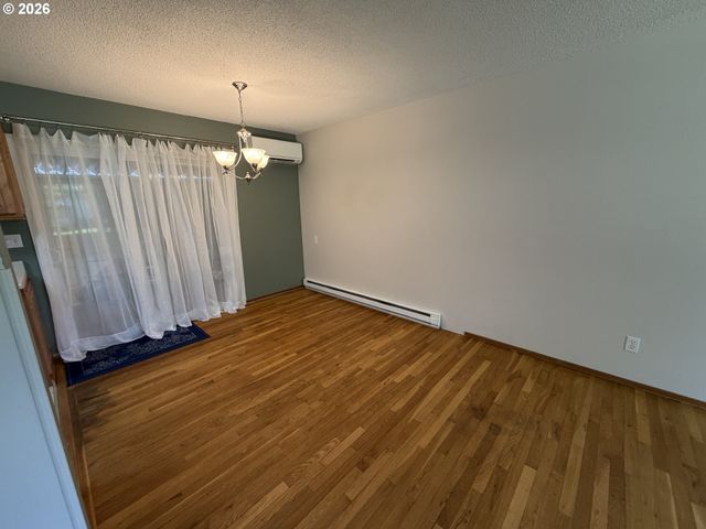 12560 Se MAIN St, Portland, OR 97233