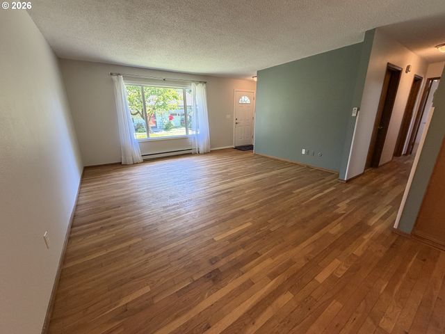 12560 Se MAIN St, Portland, OR 97233