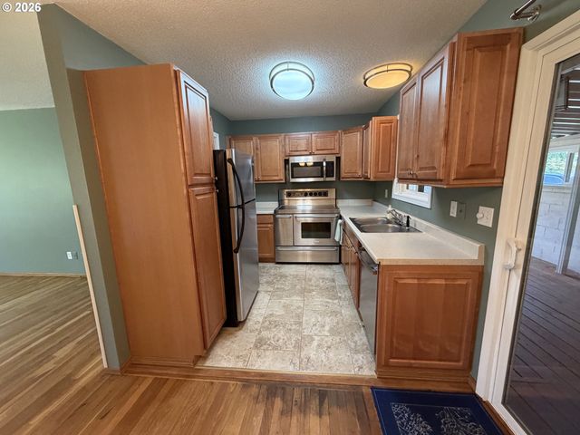 12560 Se MAIN St, Portland, OR 97233